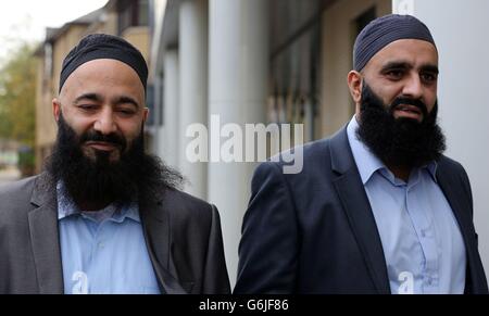 Mohammed Safdar (links) und Tayyab Subhani (rechts) verlassen das Crown Court in Chelmsford, Essex, wo sie angeklagt werden, die Sicherheit eines Flugzeugs zu gefährden. Stockfoto