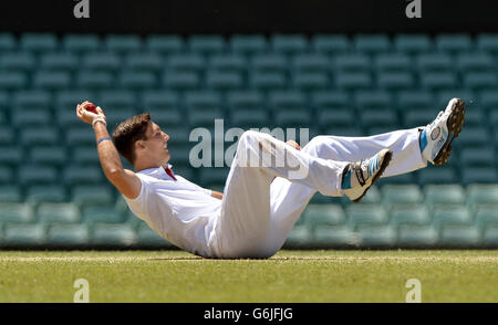 Der englische Steven Finn fällt zu Boden, als er während eines internationalen Spiels auf dem Syndey Cricket Ground, Sydney, seine eigene Bowlingbahn aufstellt. Stockfoto