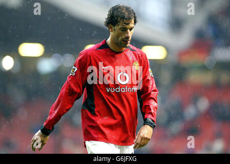 Ruud Van Nistelrooy von Manchester United zeigt seine Niedergeschlagenheit nach der Niederlage des Teams 3-1 durch Fulham, während ihres Barclaycard Premiership-Spiels in Old Trafford, Manchester. Stockfoto