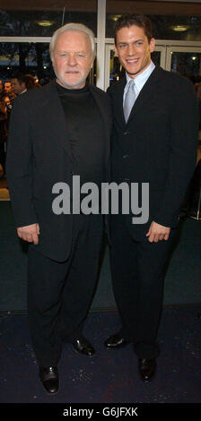 Die Schauspieler Sir Anthony Hopkins (L), der Coleman Silk spielt, und Wentworth Miller, der die junge Coleman Silk spielt, kommen zur Premiere ihres neuesten Films, The Human Stain, der im Londoner Odeon West End, das Teil des London Film Festivals ist, stattfindet. Stockfoto