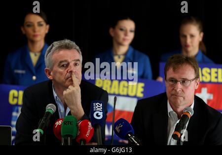 Ryanair's Michael O'Leary (links) mit DAA-Chef Kevin Toland bei der Ankündigung neuer Dublin-Strecken im Aviva-Stadion in Dublin. Stockfoto