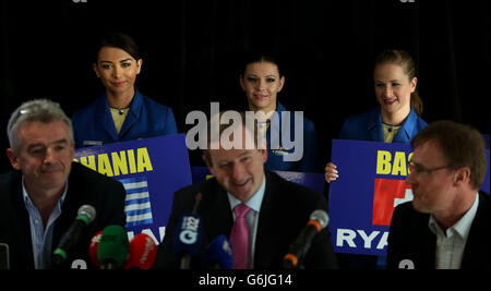 Das Kabinenpersonal von Ryanair steht hinter (von links) Ryanair's Michael O'Leary, einem Taoiseach Enda Kenny und DAA-Chef Kevin Toland bei der Ankündigung neuer Dublin-Strecken im Aviva-Stadion in Dublin. Stockfoto