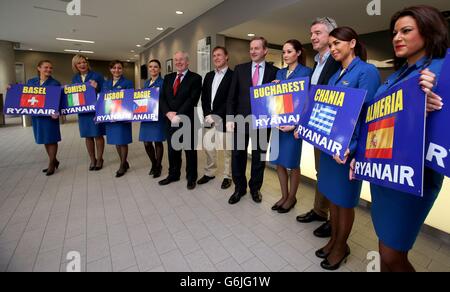 Ryanair-Kabinencrew mit (von links nach rechts) Staatsminister für Sport und Tourismus Michael Ring, Chief Executive des DAA Kevin Toland, Taoiseach Enda Kenny und Ryanair's Michael O'Leary, bei der Ankündigung neuer Dublin-Strecken im Aviva-Stadion in Dublin. Stockfoto