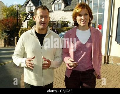 Paul Burrell, ehemaliger Butler von Diana, Prinzessin von Wales, kommt in Begleitung der Fernsehjournalistin Fiona Bruce zu seinem Haus in Farndon, Cheshire. Herr Burrell wurde von Mitgliedern der königlichen Familie nach der Veröffentlichung von Auszügen aus seinem demnächst erscheinenden Buch A Royal Duty heftig kritisiert. Stockfoto