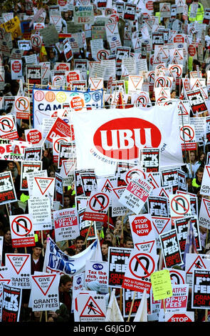 Tausende von Studenten marschieren durch das Zentrum Londons, um gegen den Plan der Regierung zu protestieren, den Universitäten zu erlauben, die Studiengebühren auf 3,000 pro Jahr zu verdreifachen. Der von der National Union of Students organisierte marsch brachte das Zentrum der Hauptstadt zum Stillstand, als Studenten aus dem ganzen Land Premierminister Tony Blair dazu drängten, seinen Plan zur Einführung von Aufstopfgebühren zu streichen. Stockfoto