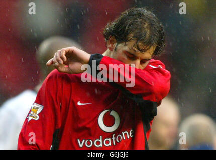 Ruud Van Nistelrooy von Manchester United zeigt seine Niedergeschlagenheit nach der Niederlage seines Teams 3-1 gegen Fulham, während des Barclaycard Premiership-Spiels in Old Trafford, Manchester. Stockfoto