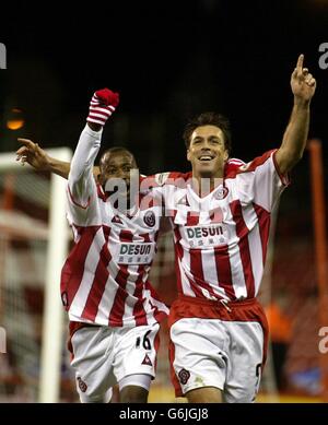 SHEFFIELD UNITED V READING ASHLEY WARD ANSD PETER NDLOUV, CELEBRATE WARD'S ZIEL DIESES BILD KANN NUR IM RAHMEN EINER EDITIORIAL-FUNKTION VERWENDET WERDEN. KEINE INOFFIZIELLE NUTZUNG DER CLUB-WEBSITE. Stockfoto