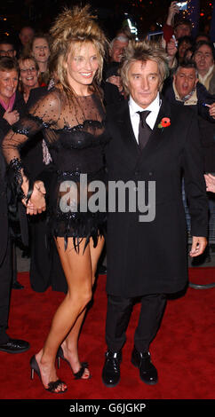 Sänger Rod Stewart und seine Freundin Penny lancaster kommen zur Charity-Gala des neuen West End-Musicals „Tonight's The Night“ im Victoria Palace Theatre im Zentrum von London. Das Musical wurde von Ben Elton geschrieben und enthält 22 der größten Hits von Rod. Stockfoto