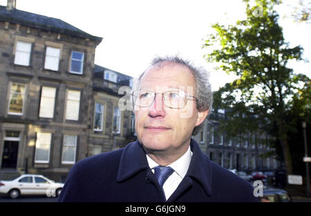 Der ehemalige schottische Parlamentsminister Henry McLeish nimmt an der Holyrood Inquiry in Edinburgh Teil, um sich über die steigenden Kosten und die Zeit der Fertigstellung des neuen schottischen Parlamentsgebäudes in der Stadt zu scheren. Die Kosten wurden ursprünglich auf 10 bis 40 Millionen geschätzt, obwohl das Projekt jetzt auf 401.2 Millionen geschätzt wird. Stockfoto