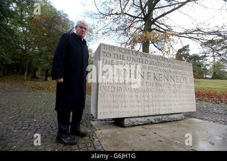 Professor Tony Badger, Vorsitzender des Kennedy Memorial Trust und Master of Clare College Cambridge, steht neben dem Denkmal für den ehemaligen US-Präsidenten John Kennedy in Runnymede bei Egham, Surrey. Während die Welt den 50. Jahrestag des Todes von JFK feiert, wird die britische gedenkfeier im Mittelpunkt einer einfachen Kranzniederlegung am britischen Denkmal stehen, das dem Präsidenten gewidmet ist. Stockfoto