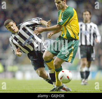 Newcastles Laurent Robert (links) kämpft mit Bernt Haas von West Bromwich Albion während ihres 3. Carling Cup-Spiels im St James Park, Newcastle. Stockfoto