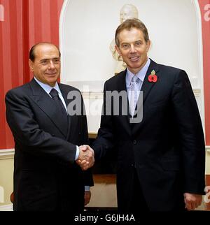 Der britische Premierminister Tony Blair (rechts) mit dem italienischen Premierminister Silvio Berlusconi (links) in der Downing Street Nr. 10 in London. Stockfoto