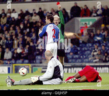 Blackburn Rovers Neill wird die rote Karte von Schiedsrichter Mike Riley nach einem Foul auf Liverpools Florent Sinama-Pongolle, während ihres Carling Cup 3. Runde Spiel in Ewood Park, Blackburn, gezeigt. Stockfoto