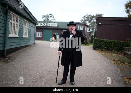 Stan Streather mit seiner Hommage an den ehemaligen Premierminister Sir Winston Churchill bei einem Military Vehicles Day mit über 80 Fahrzeugen, die Konflikte aus der ganzen Welt darstellen, im Brooklands Museum in Weybridge, Surrey. Stockfoto