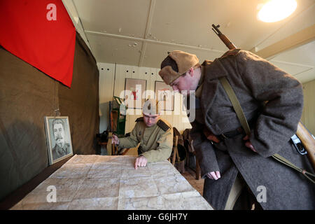 David Hill (links) und Ollie Collings, die Mitglieder der Defenders of the Motherland Living History Group sind, stellen bei einem Military Vehicles Day einen russischen Kontrollpunkt im Zweiten Weltkrieg nach, mit über 80 Fahrzeugen, die Konflikte aus der ganzen Welt darstellen, im Brooklands Museum in Weybridge, Surrey. Stockfoto