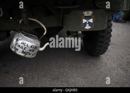 Ein Tag der Militärfahrzeuge mit über 80 Fahrzeugen, die Konflikte aus der ganzen Welt darstellen, im Brooklands Museum in Weybridge, Surrey. Stockfoto