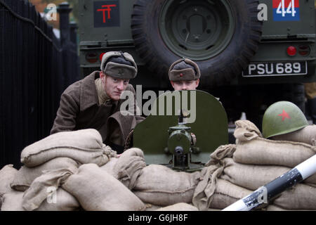 Sean Lewis (links) und David Saffrey, die Mitglieder der Defenders of the Motherland Living History Group sind, stellen bei einem Military Vehicles Day einen russischen Kontrollpunkt im Zweiten Weltkrieg nach, mit über 80 Fahrzeugen, die Konflikte aus der ganzen Welt darstellen, im Brooklands Museum in Weybridge, Surrey. Stockfoto