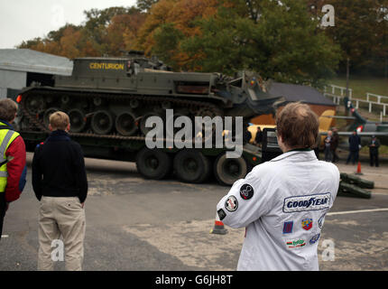 Am Tag der Militärfahrzeuge trifft ein Panzer ein, bei dem über 80 Fahrzeuge Konflikte aus der ganzen Welt im Brooklands Museum in Weybridge, Surrey, darstellen. Stockfoto