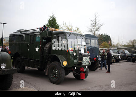 Ein Tag der Militärfahrzeuge mit über 80 Fahrzeugen, die Konflikte aus der ganzen Welt darstellen, im Brooklands Museum in Weybridge, Surrey. Stockfoto