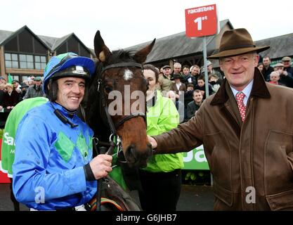 Der Jockey Ruby Walsh und Trainer Willie Mullins mit Hurrikan Fly im Paradering, nachdem er am zweiten Tag des Winterfestivals auf der Punchestown Racecourse, Co. Kildare, Irland, die Morgiana-Hürde Stanjames.com gewonnen hatte. Stockfoto