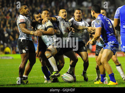 Nach einem hohen Tackling von Tim Lafai aus Samoa auf Jayson Bukuya in Fidschi während des Weltcupquartals im Halliwell Jones Stadium, Warrington, flackert die Stimmung. Stockfoto