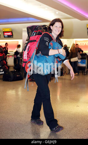 Zu Fuß mit dem verwundeten Team Glenfiddich-Mitglied Major Kate Philp aus Marborough, Wiltshire, checkt am Terminal 3 des Flughafens Heathrow ein, bevor es zur South 2013 Allied Challenge geht. Stockfoto