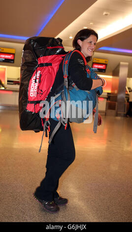 Zu Fuß mit dem verwundeten Team Glenfiddich-Mitglied Major Kate Philp aus Marborough, Wiltshire, checkt am Terminal 3 des Flughafens Heathrow ein, bevor es zur South 2013 Allied Challenge geht. Stockfoto