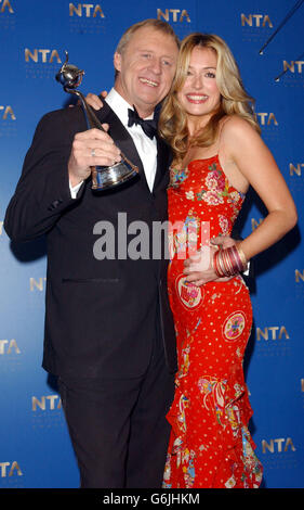 TV-Moderator Chris Tarrant mit Cat Deeley und seinem Preis für das beliebteste Quiz-Programm für die Millionäre während der jährlichen National Television Awards in der Royal Albert Hall im Zentrum von London. Stockfoto