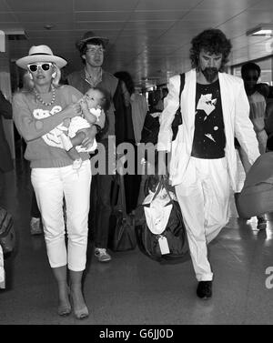 Billy Connolly und Pamela Stephenson - Flughafen Heathrow - London Stockfoto