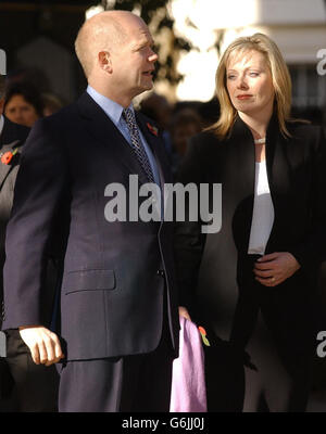 Der ehemalige konservative Parteivorsitzende William Hague und seine Frau Ffion kommen zum Gedenkgottesdienst für den verstorbenen Ehemann der ehemaligen Premierministerin Margaret Thatcher und Sir Denis Thatcher in der Guards Chapel, Birdcage Walk, London. Sir Denis starb im Juni im Alter von 88 Jahren, nachdem er sich sechs Monate zuvor einer schweren Herzoperation unterzogen hatte, von der man glaubte, dass er sich gut erholt hatte. Stockfoto