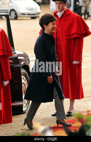 Der Präsident der Republik Korea, Park Geun-hye, kommt zu einer feierlichen Begrüßung auf Horse Guards im Zentrum von London. Stockfoto