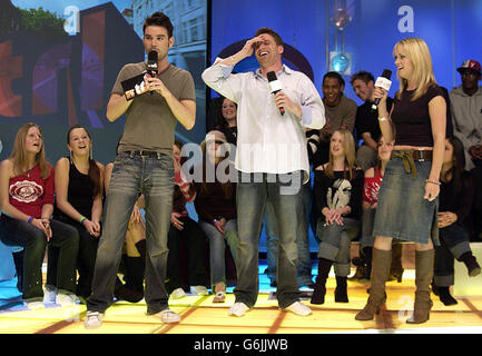 MTV-Moderator Dave Berry (links) mit den Hollyoaks-Stars Henry Luxemburg und Sarah Baxendale während ihres Gastauftritts in MTV's TRL UK in den MTV Studios in Camden, Nord-London. Stockfoto