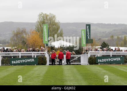 Pferderennen - Das Open Festival 2013 - Landschaftstag - Cheltenham Rennbahn. Ein Blick auf Paddy Power Werbung Stockfoto