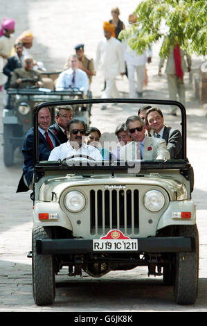 Der Prince Of Wales reitet in einem jeep Stockfoto