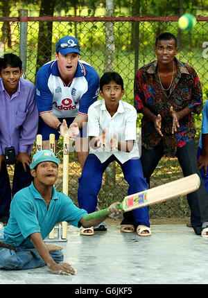 England und Middlesex Schlagmann Andrew Strauss spielt Cricket mit den Kindern aus dem Dorf Sreepur in Bangladesch. Spieler, die für die eintägige internationale Serie gegen Bangladesch angereist sind, besuchten das Dorf für 500 verlassene Kinder und über 100 mittellose Frauen. Stockfoto