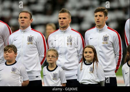 (L-R) Englands Wayne Rooney, Tom Cleverley und Adam Lallana während der Nationalhymne vor dem Spiel. Stockfoto