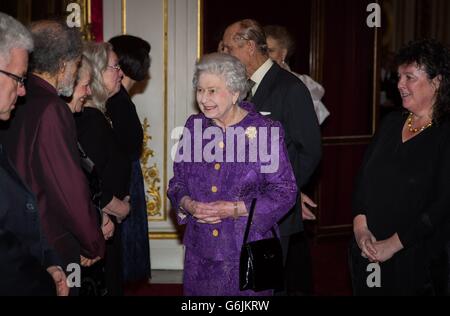 Queen Elizabeth II trifft sich mit Menschen während eines Empfangs für zeitgenössische britische Poesie im Buckingham Palace, London. Stockfoto