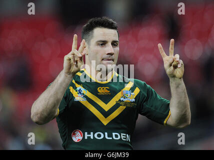 Rugby League - Weltmeisterschaft 2013 - Halbfinale - Australien / Fidschi - Wembley Stadium. Der australische Cooper Cronk feiert den Sieg seines Teams beim Halbfinale der Weltmeisterschaft im Wembley Stadium, London. Stockfoto