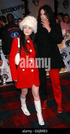 MEG und Jack von der Band The White Stripes kommen für die MTV Europe Music Awards 2003 im Western Harbour in Leith, Edinburgh an. Stockfoto