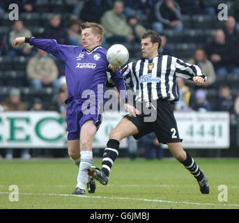 Der Verteidiger von Notts County, Nick Fenton (rechts), kämpft mit Lee Ellison aus Shildon während ihres ersten Spiels im FA Cup im County Ground von Nottingham. . Stockfoto