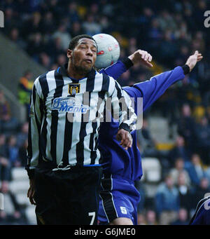 Der Stürmer von Notts County Clive Platt bekommt den Ball und einen Arm im Nacken von Shildon-Verteidiger Jamie Middleton während ihres ersten Spiels im FA Cup im County Ground von Nottingham. . Stockfoto