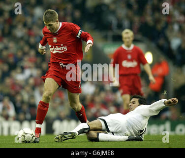 Steven Gerrard aus Liverpool überspringt das Tackle von Ruud Van Nistelrooy aus Manchester United während des Manchester United-Sieges 2-1 gegen Liverpool in ihrem Spiel mit der FA Barclaycard Premiership auf dem Anfield Ground in Liverpool. Stockfoto