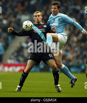 James Scowcroft von Leicester City (links) hält Michael Tarnat von Manchester City während ihres FA Barclaycard Premiership-Spiels im City of Manchester Stadium von man City zurück. Stockfoto