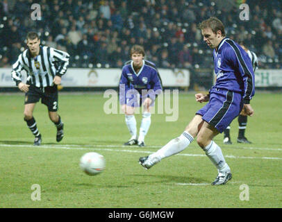 Shildon-Stürmer Garry Barnes slots Home die Strafe, die Shildon brachte zurück zu 2-3 gegen Notts County während ihrer FA Cup ersten Runde Spiel in Notts County County County County Boden, Nottingham. KEINE INOFFIZIELLE CLUB-WEBSITE. Stockfoto