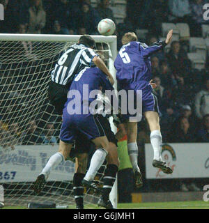 Shildon No.5 Jamie Middleton springt, um ein Tor für Shildon gegen Notts County während ihres ersten Spiels im FA Cup im County Ground von Nottingham zu holen. KEINE INOFFIZIELLE NUTZUNG DER CLUB-WEBSITE. Stockfoto