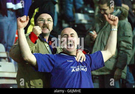 Shildon-Fans feiern, wie ihr Team sich während ihres ersten Spiels im FA Cup im County Ground von Nottingham auf das Jahr 2-3 gegen Notts County zurückzieht. County gewann 7 -2. KEINE INOFFIZIELLE NUTZUNG DER CLUB-WEBSITE. Stockfoto