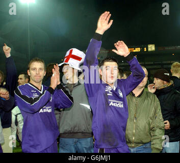 Shildon-Spieler applaudieren ihren Fans nach ihrem FA Cup-Spiel in der ersten Runde gegen Notts County im County Ground von Nottingham. Notts County gewann 7:2. KEINE INOFFIZIELLE CLUB-WEBSITE. Stockfoto