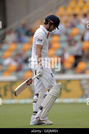 Der englische Alastair Cook verlässt das Feld, nachdem er am vierten Tag des ersten Ashes-Tests in Gabba, Brisbane, Australien, für 65 Stunden zurückgeholt wurde. Stockfoto