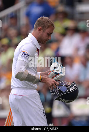 Englands Stuart Broad verlässt das Feld, nachdem er am vierten Tag des ersten Ashes-Tests in Gabba, Brisbane, Australien, sein Wicket für 4 verloren hat. Stockfoto