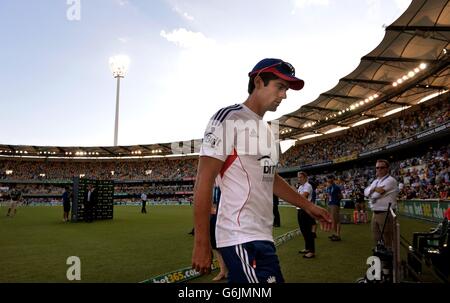 Der englische Alastair Cook verlässt das Feld nach dem Sieg Australiens am vierten Tag des ersten Ashes-Tests in Gabba, Brisbane, Australien. Stockfoto